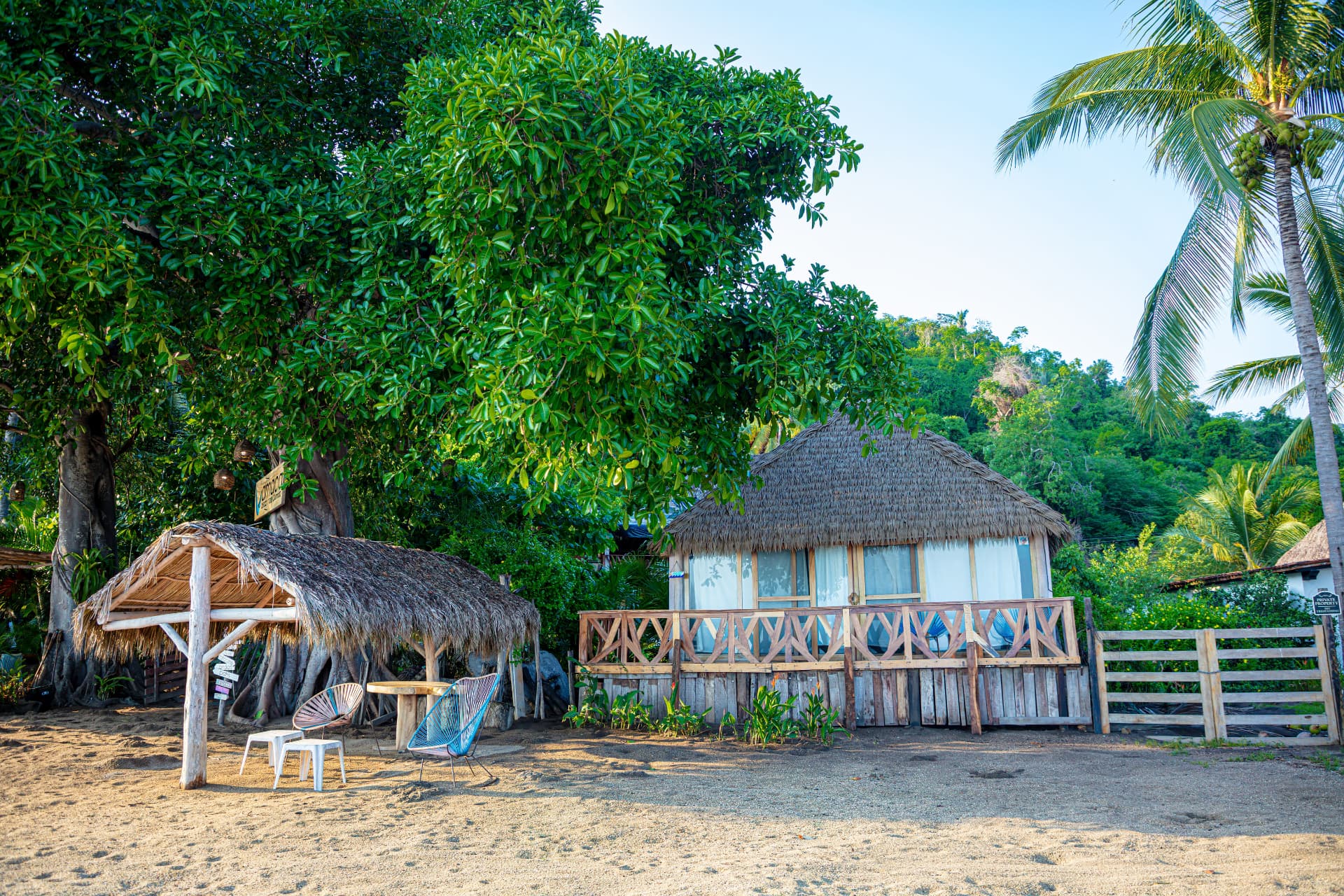 Fachada de la suite a pie de playa al amanecer