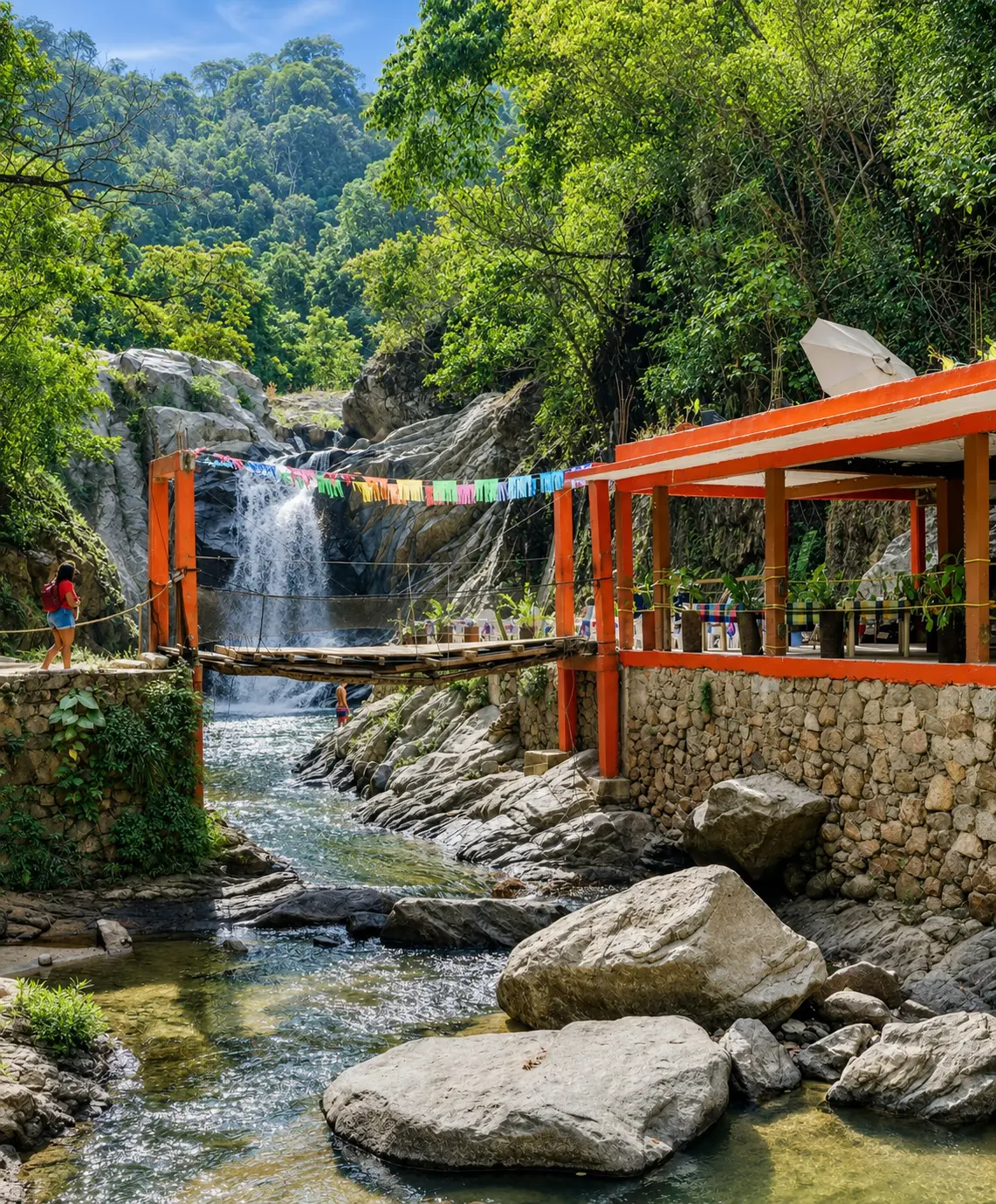 Cascada y río de Quimixto con terraza y papel picado