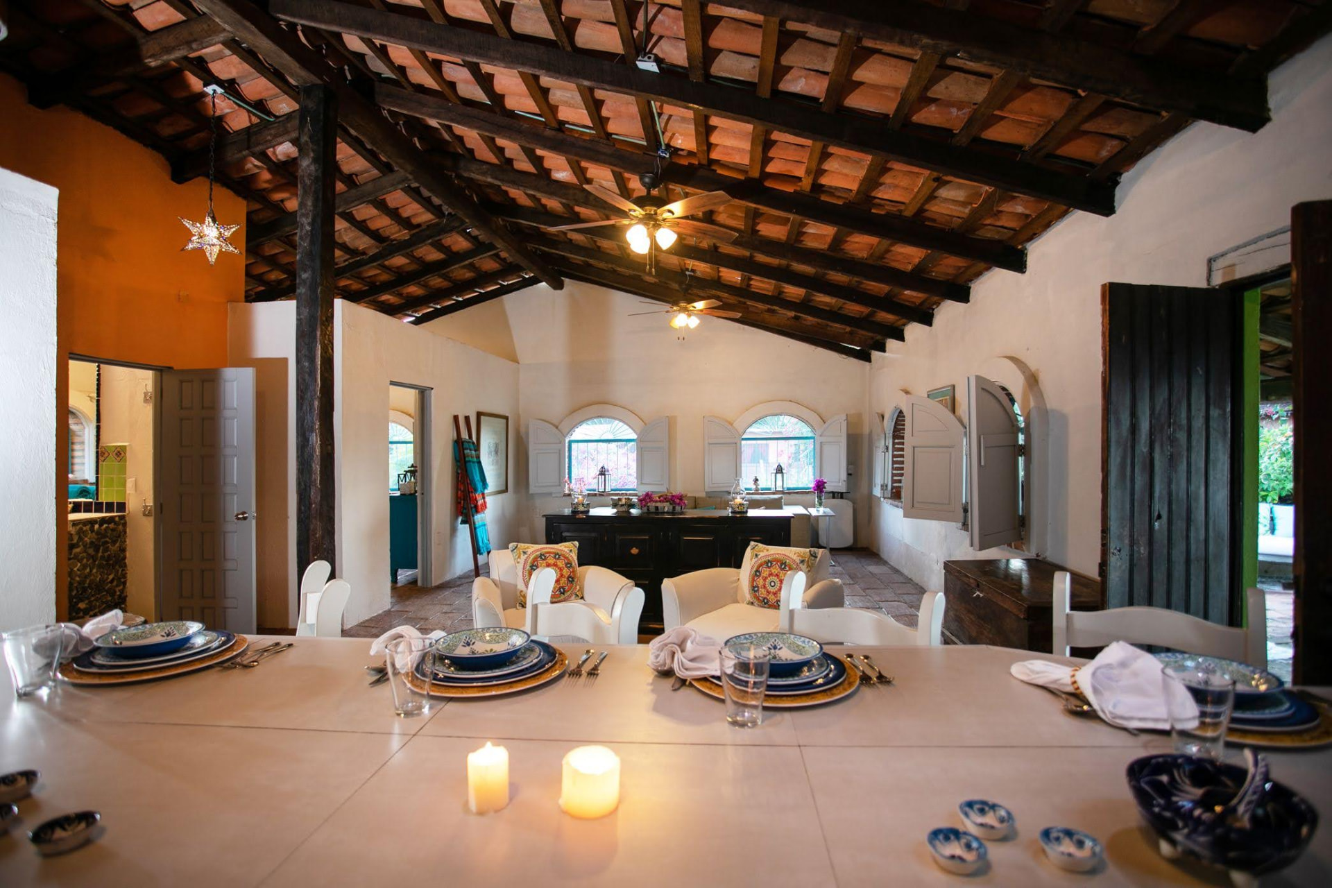 Villa: comedor grande con vajilla de talavera bajo techo de vigas