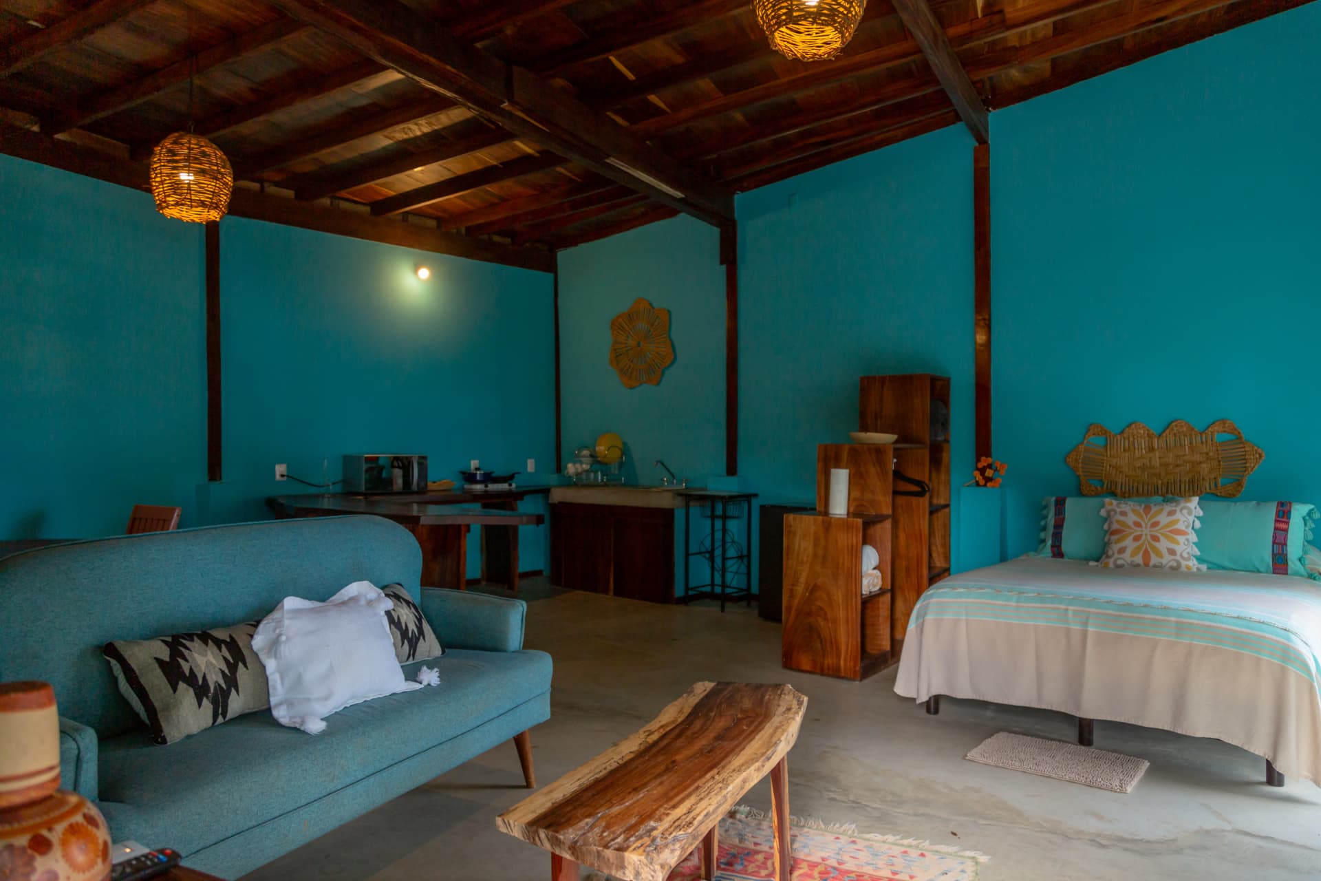 Montaña: estancia con sala, cocineta equipada y cama bajo techo de vigas de madera
