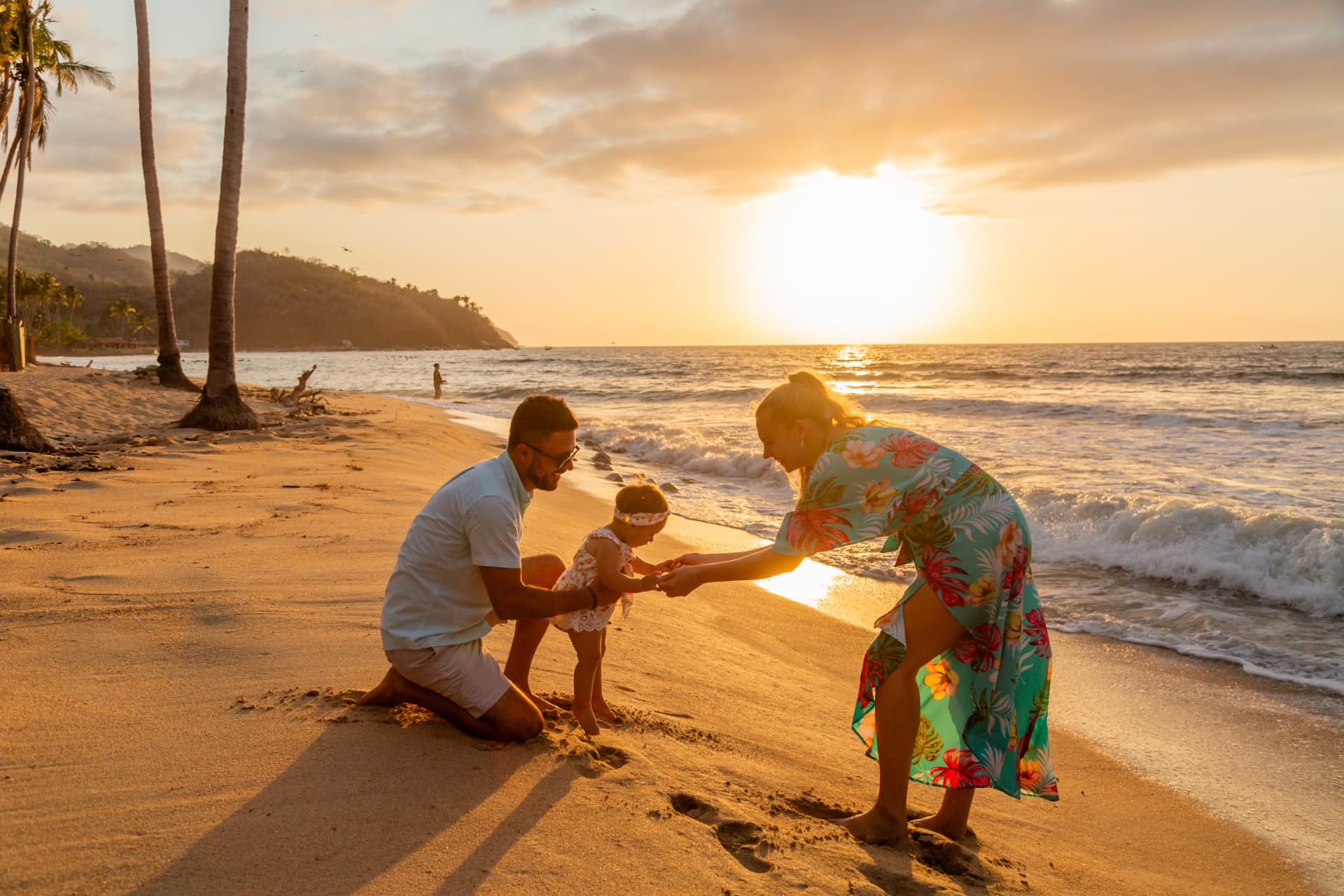Familia jugando en la playa al atardecer en Quimixto