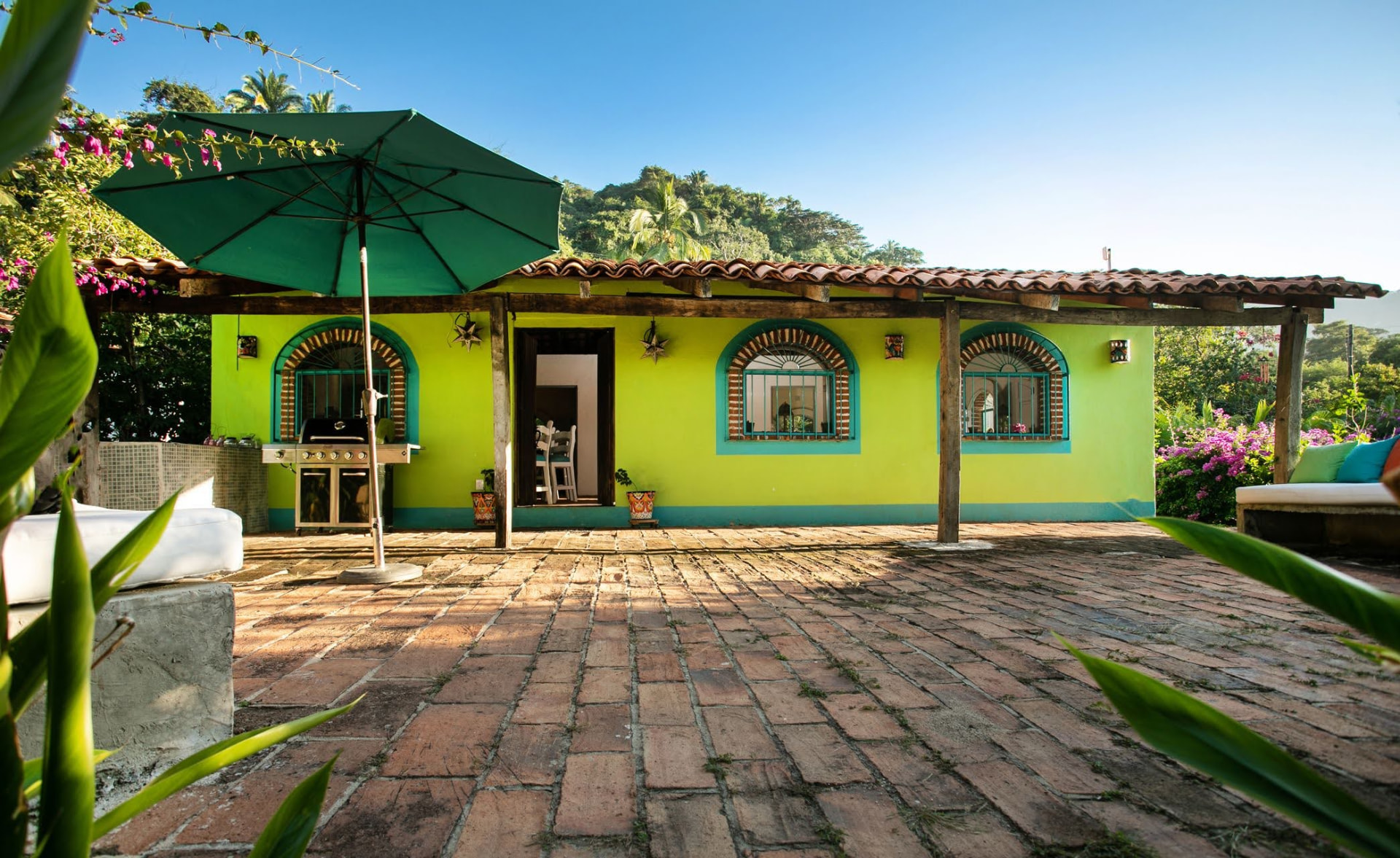 Villa: terraza de ladrillo con asador, palapa y jardín tropical