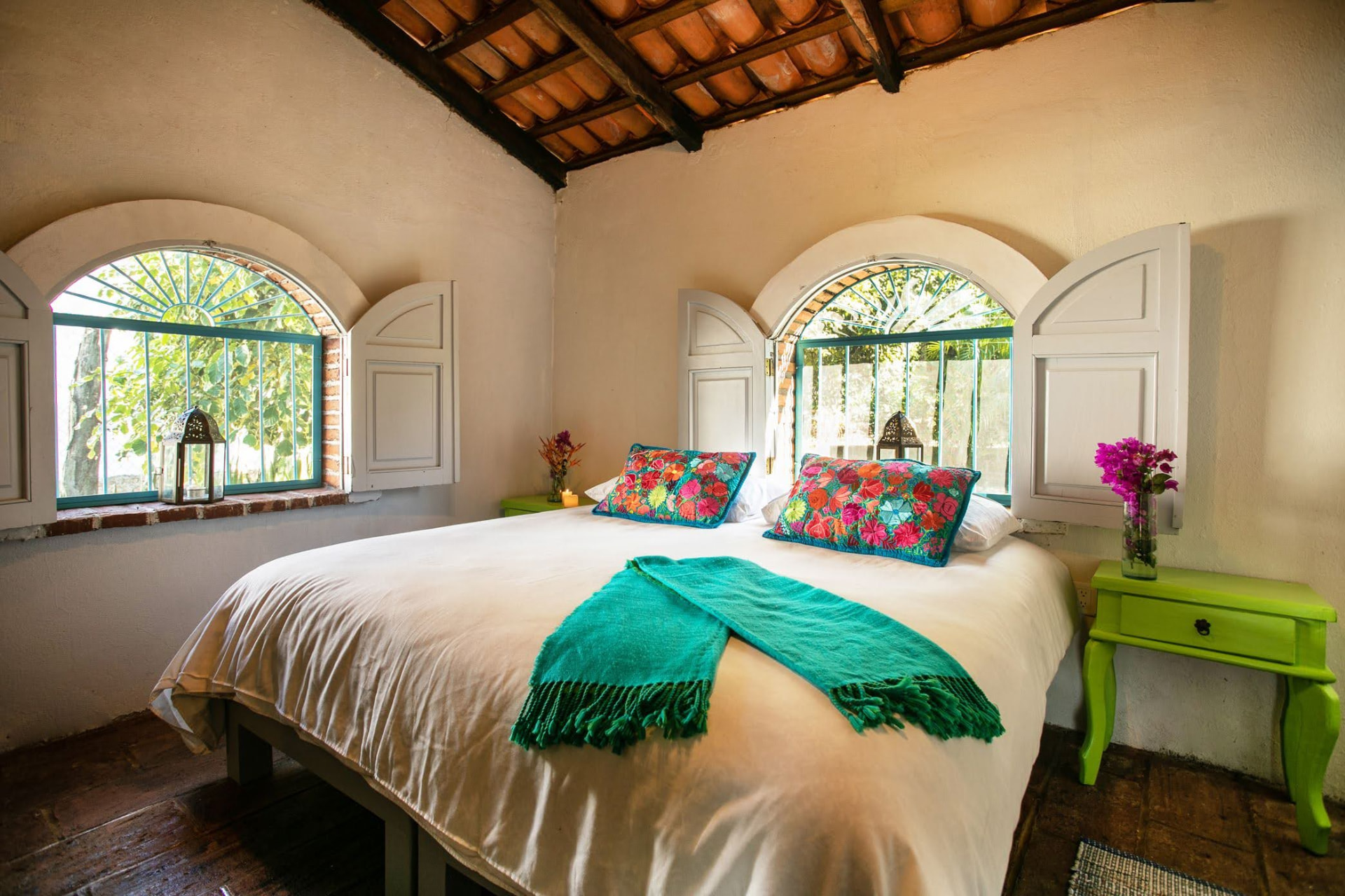 Villa: recámara principal con cama King y ventanas de arco al jardín