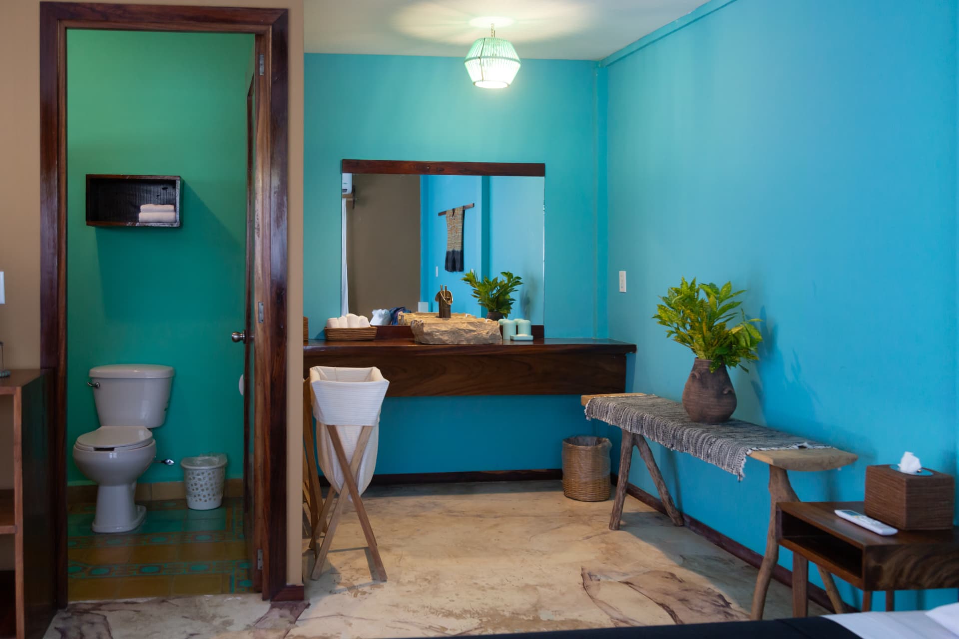 Viento: tocador con espejo de madera y baño privado