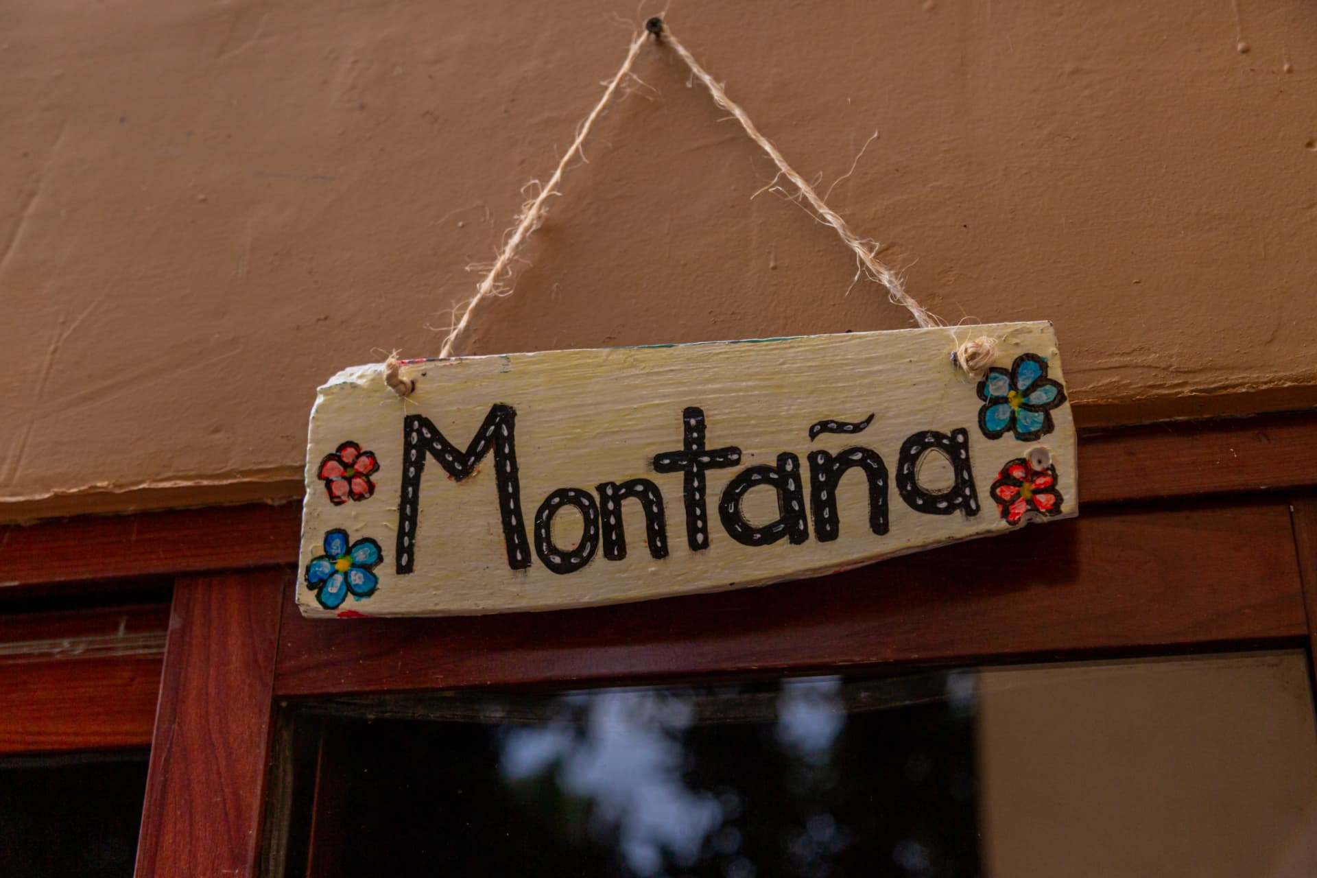 Hand-painted sign for the Montaña room