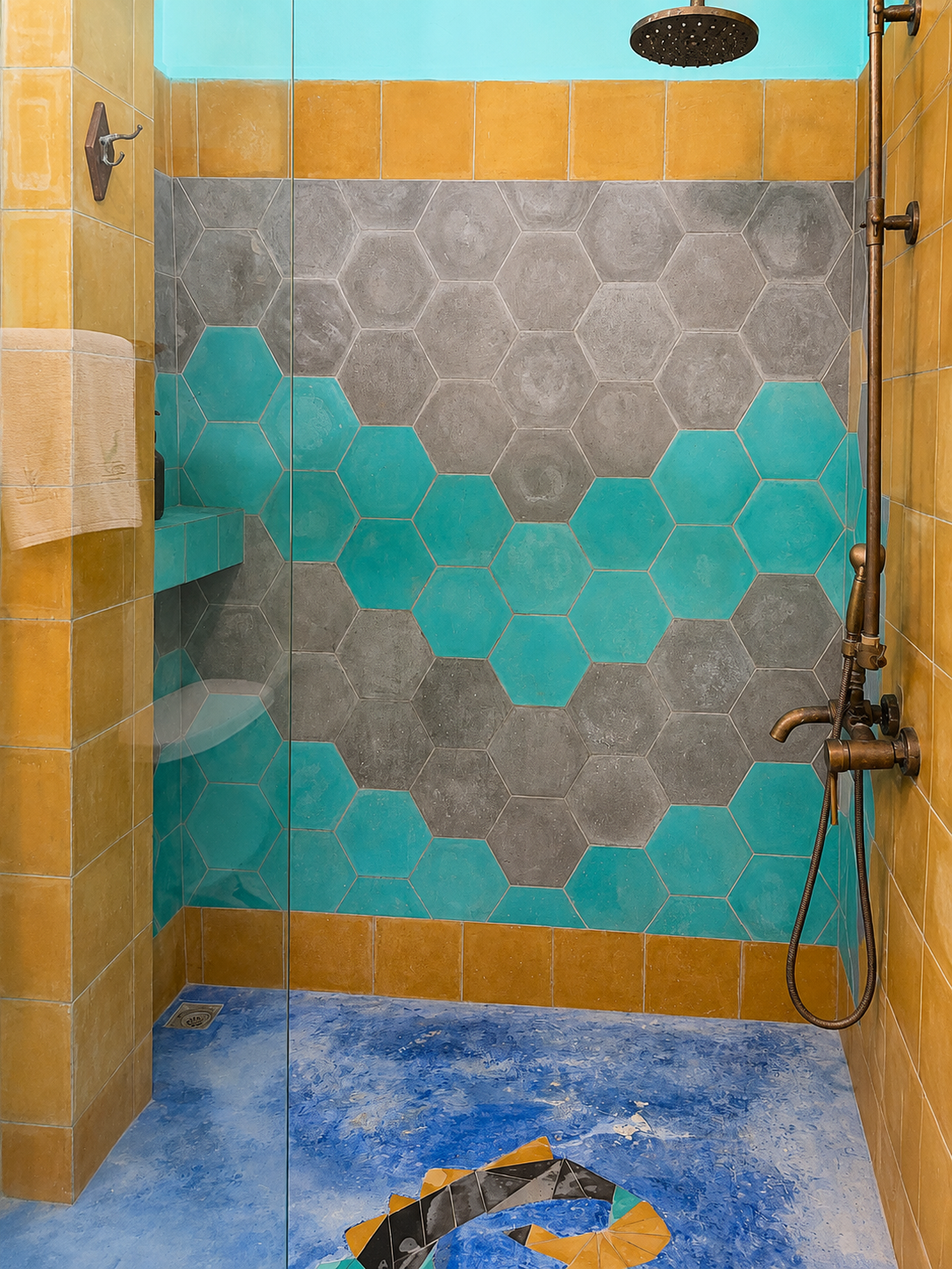 Tierra: ducha de lluvia con azulejo hexagonal turquesa y mostaza