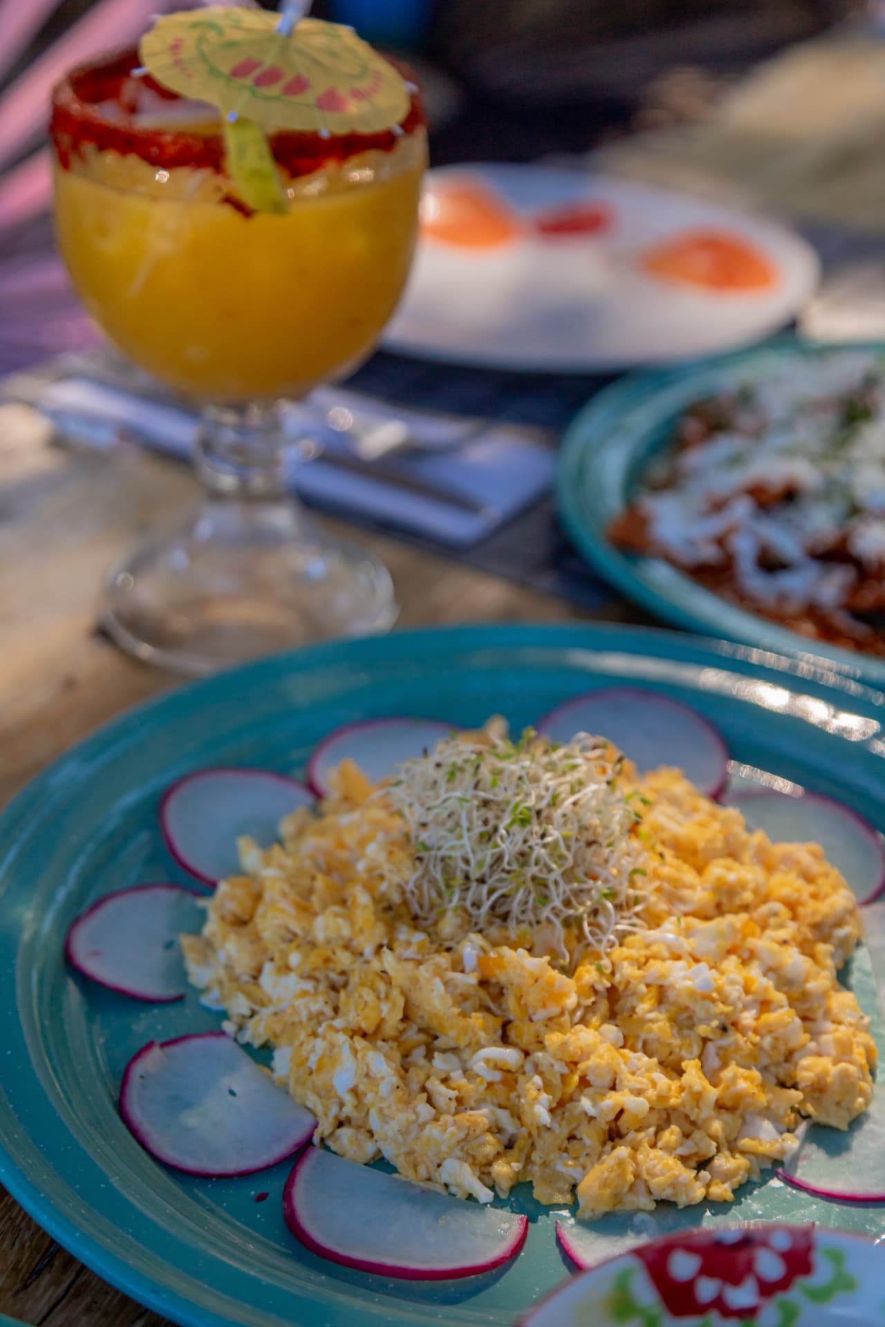 Huevos con germinado y coctel de mango en el beach club