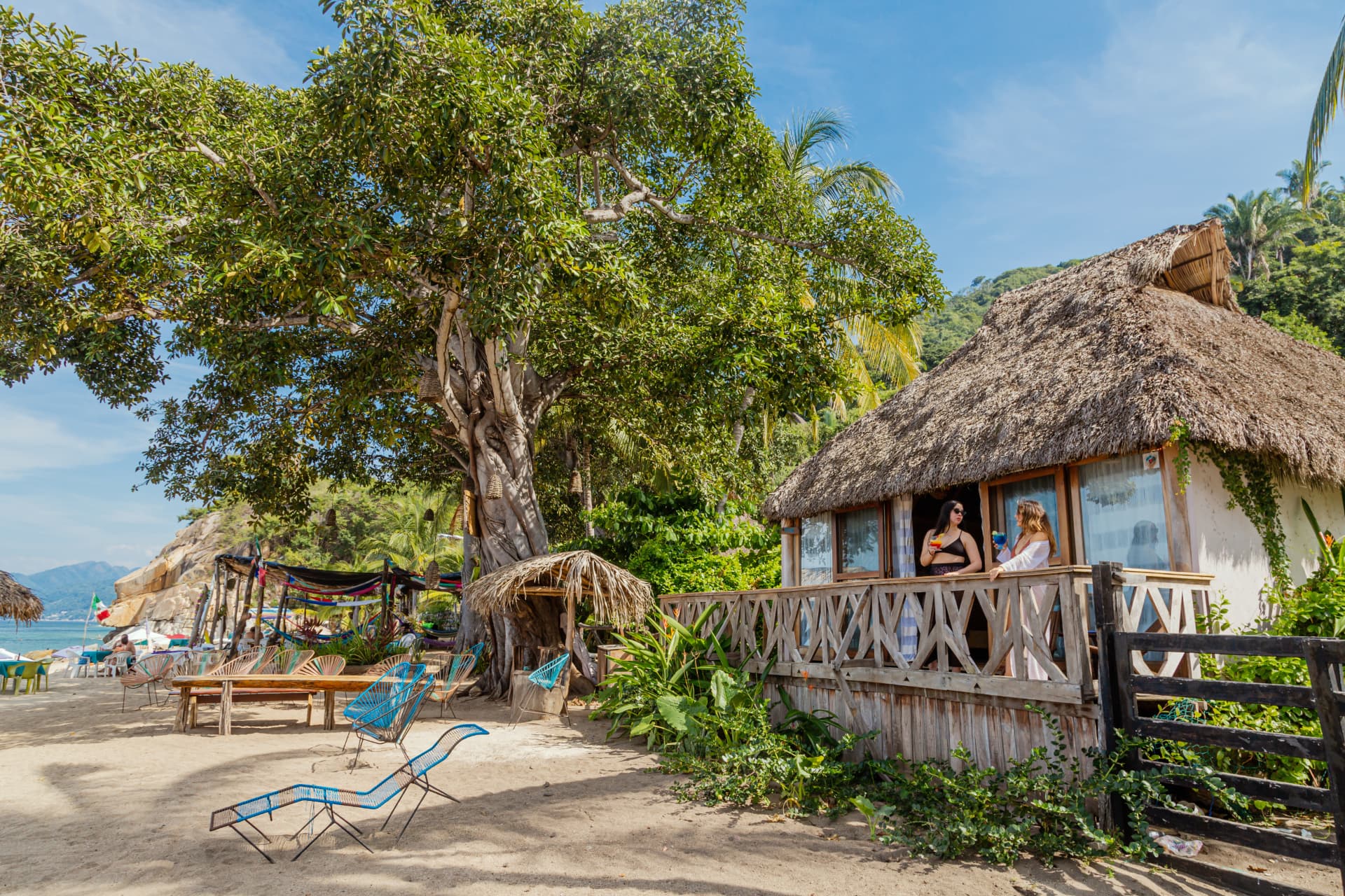 Exterior de la suite frente al beach club bajo el árbol grande