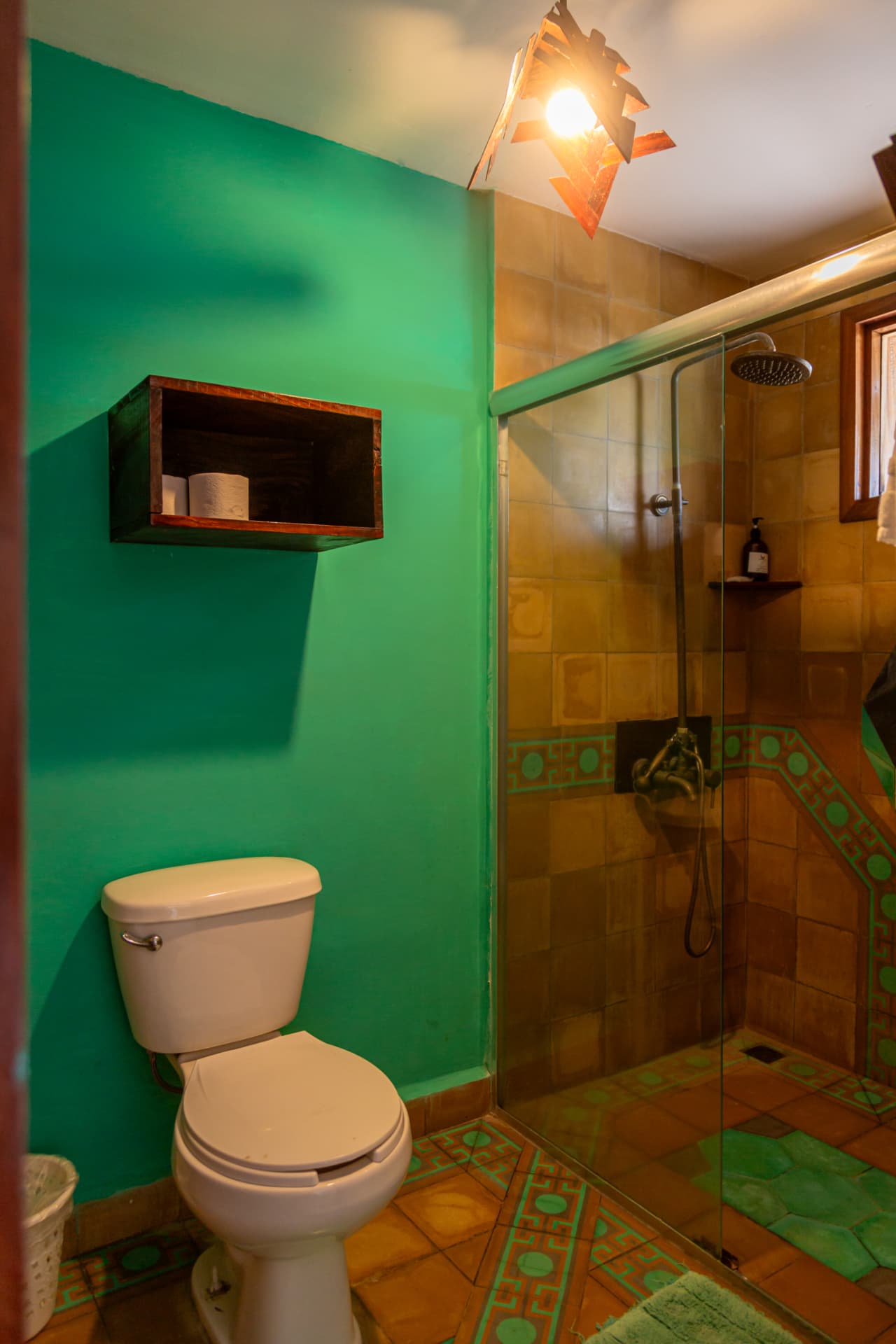 Agua: baño privado con ducha de lluvia y azulejo de talavera