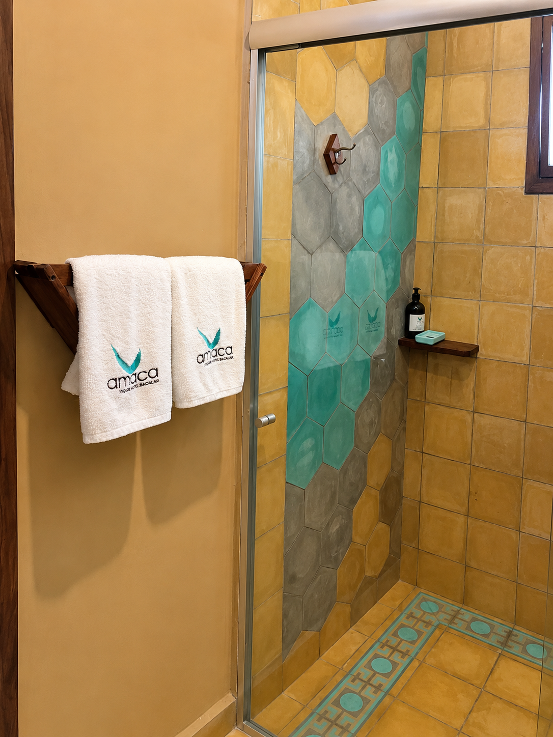 Viento: ducha con azulejo de talavera y toallas Amaca