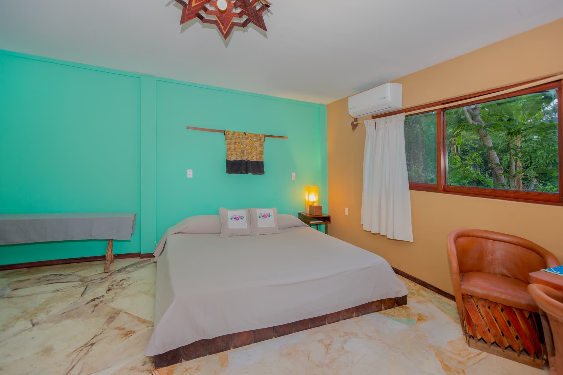 Viento: habitación con muro verde agua y ventana al jardín