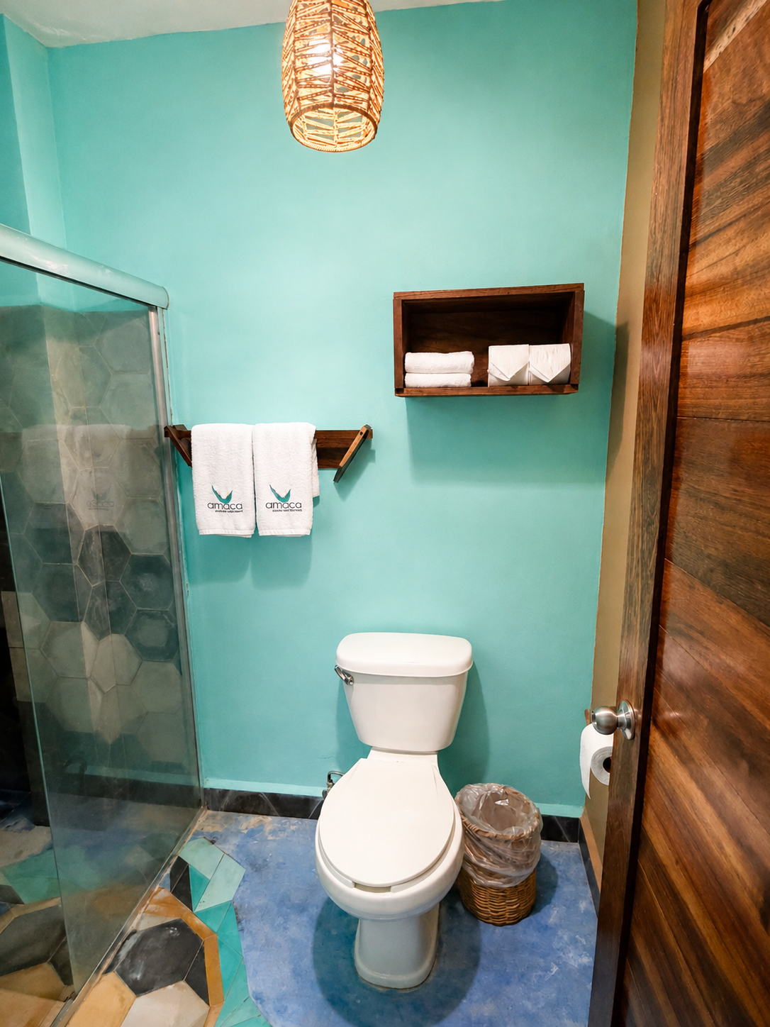 Fuego: baño privado turquesa con ducha de azulejo hexagonal