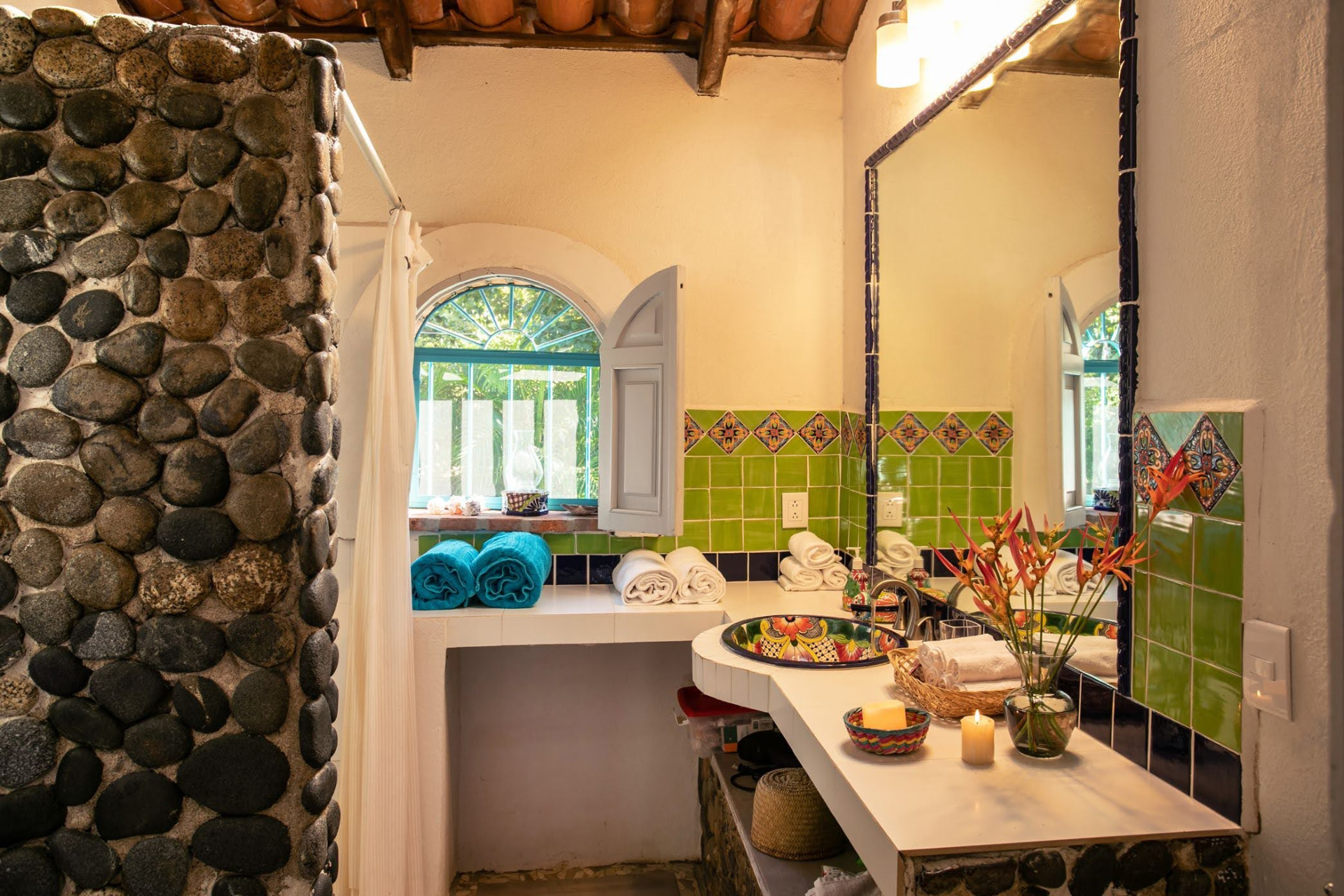 Villa: baño con muro de piedra de río y azulejo de talavera verde