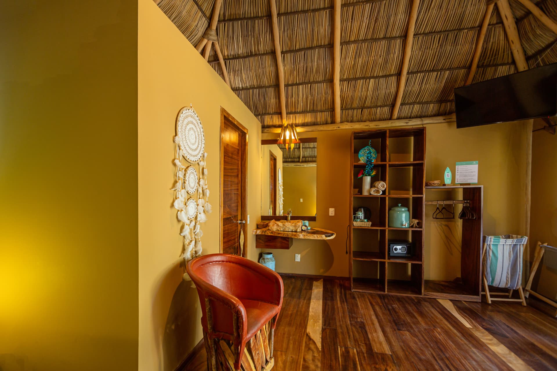 Palapa Suite: zona de vestidor con repisas de parota, caja fuerte y lavabo de piedra