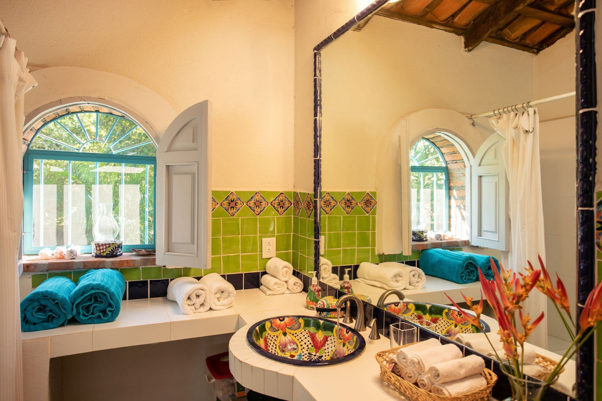 Villa: baño con lavabo de talavera, espejo grande y ventana de arco
