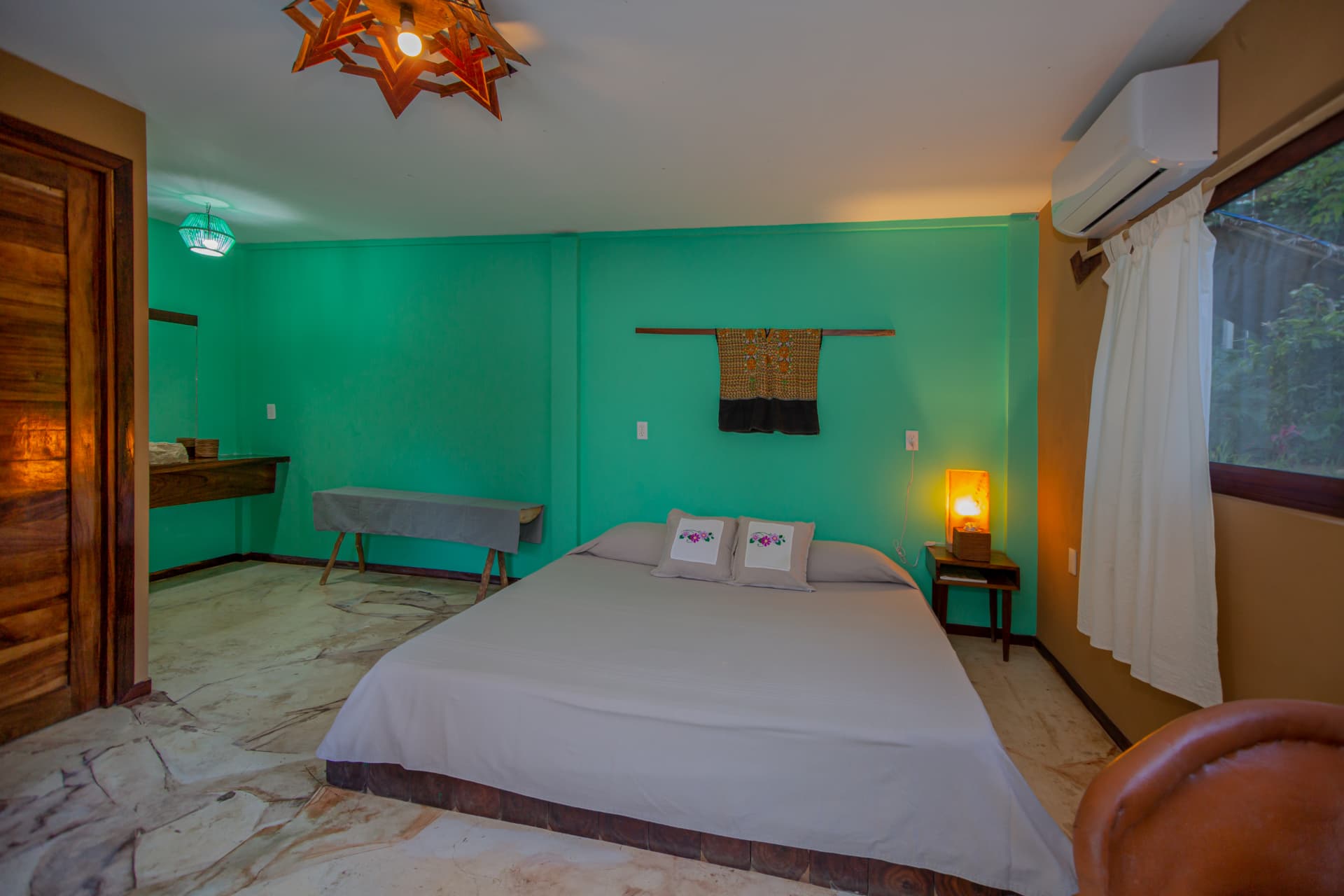 Viento: vista completa de la habitación con sillón de cuero