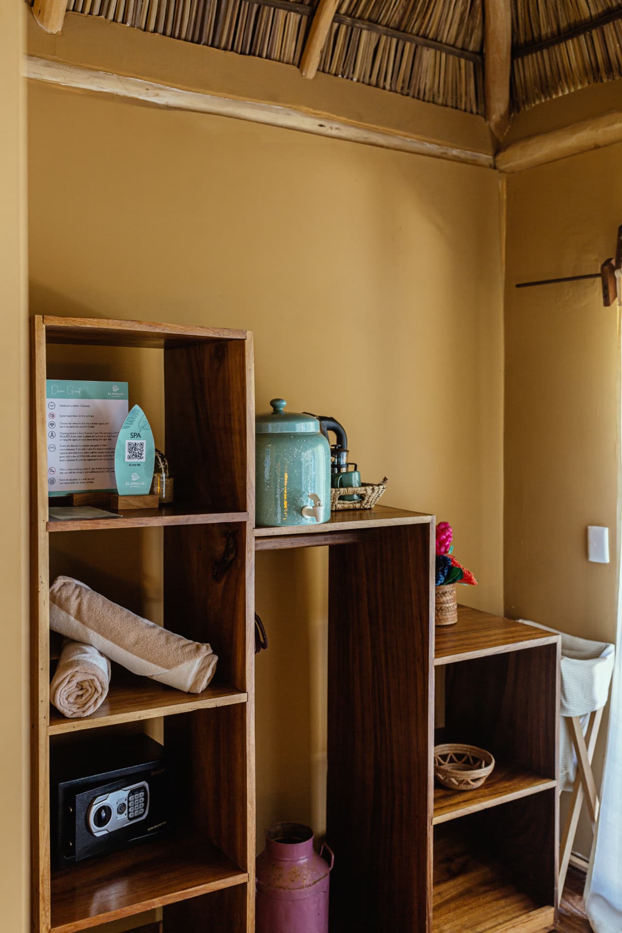 Alegría: mueble de parota con toallas, caja fuerte y cafetera