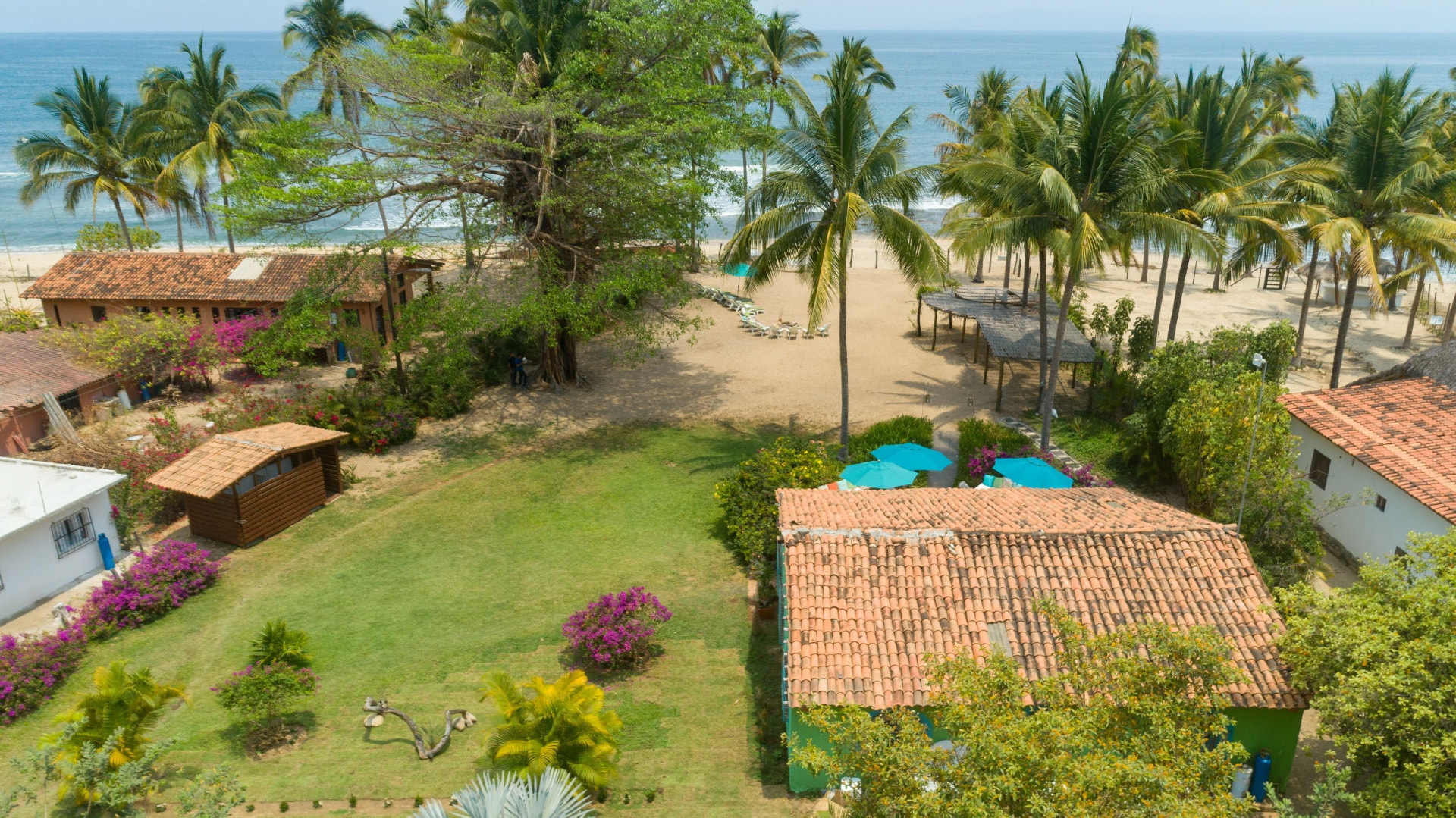 Vista aérea del hotel y las villas frente a la playa de Quimixto