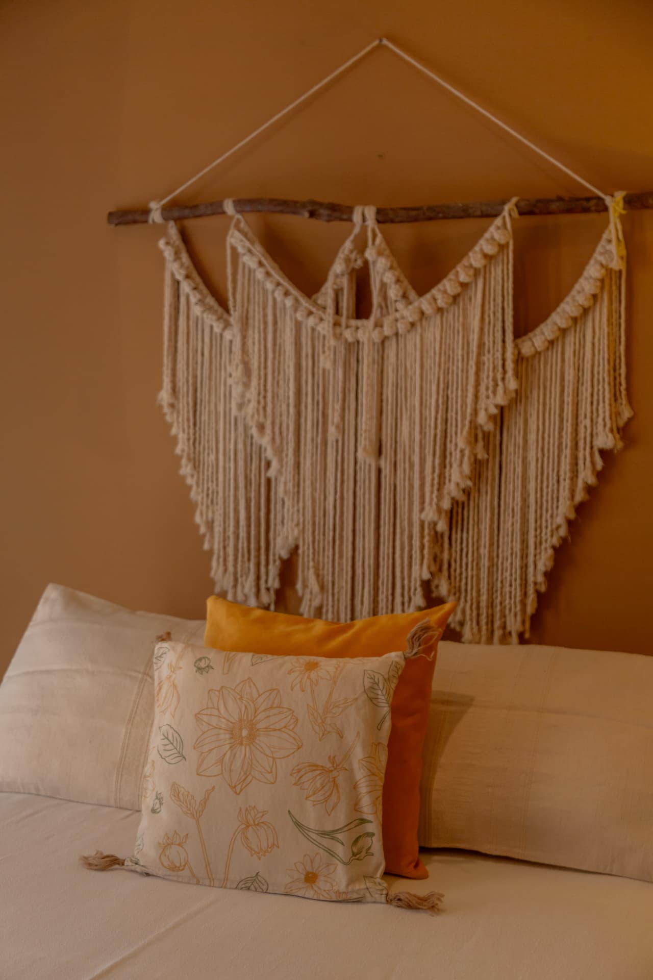 Nube: cojines bordados a mano sobre ropa de cama de algodón