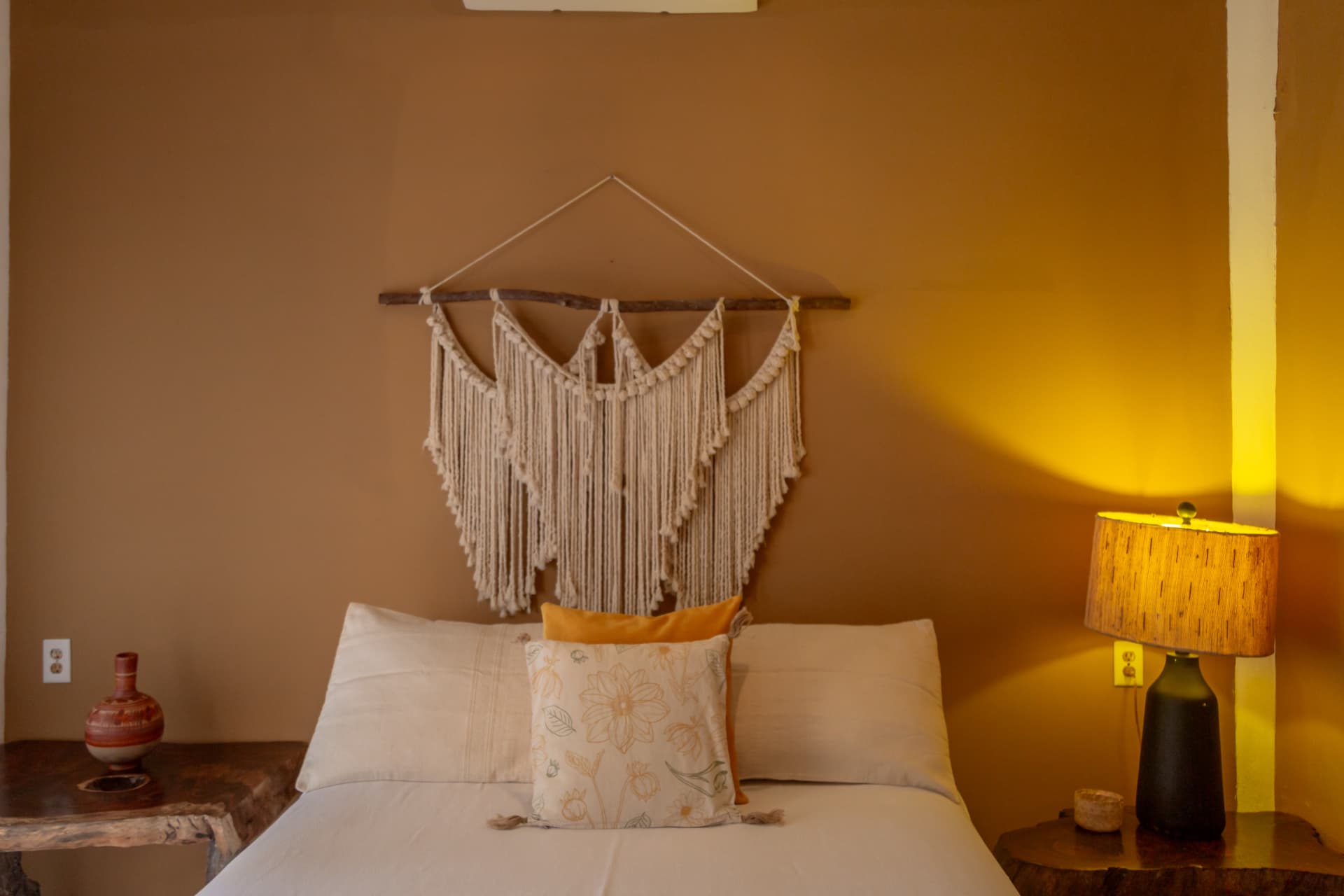 Nube: cabecera de macramé artesanal sobre la cama Queen