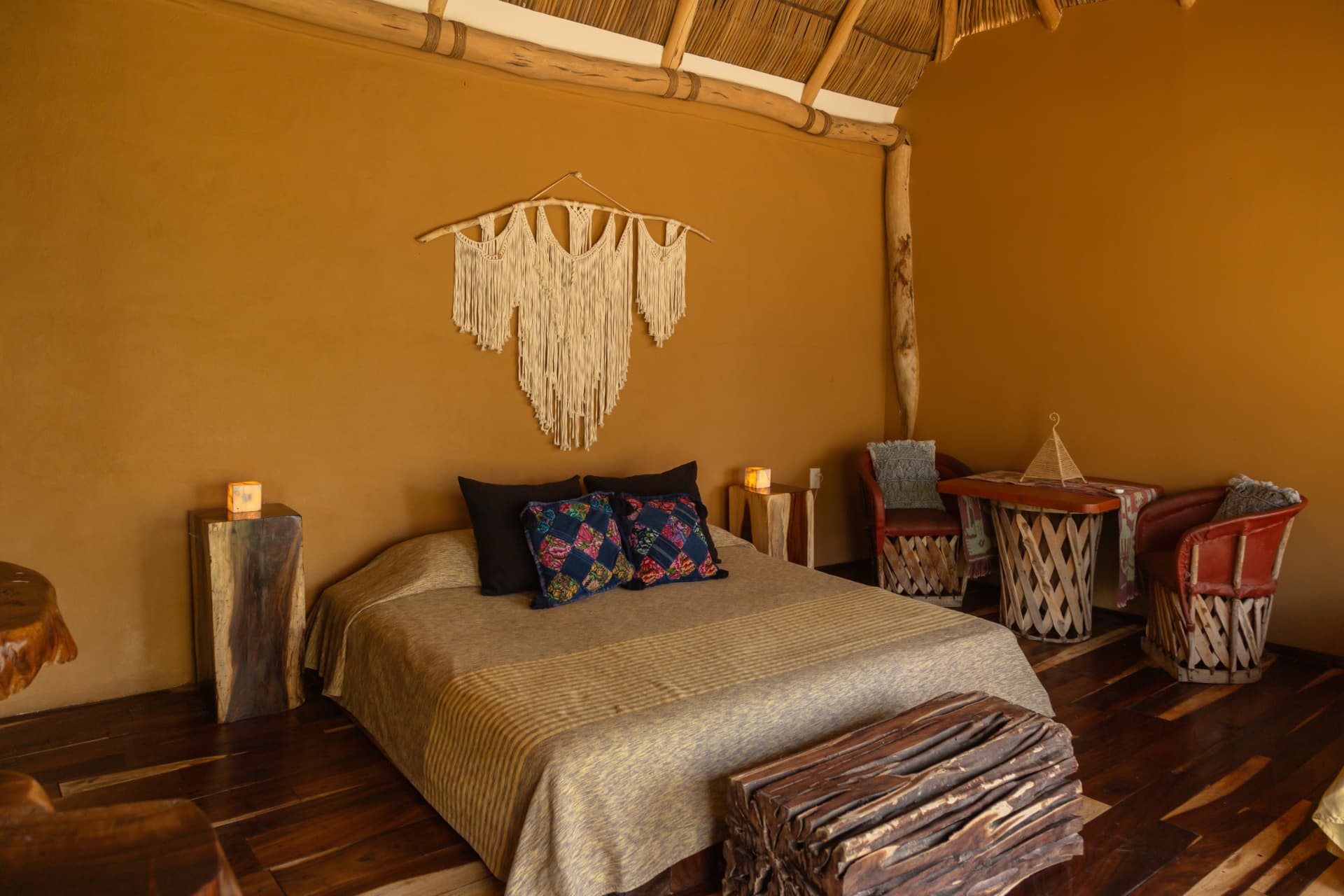 Luz: cama King con macramé artesanal y cojines de textiles mexicanos