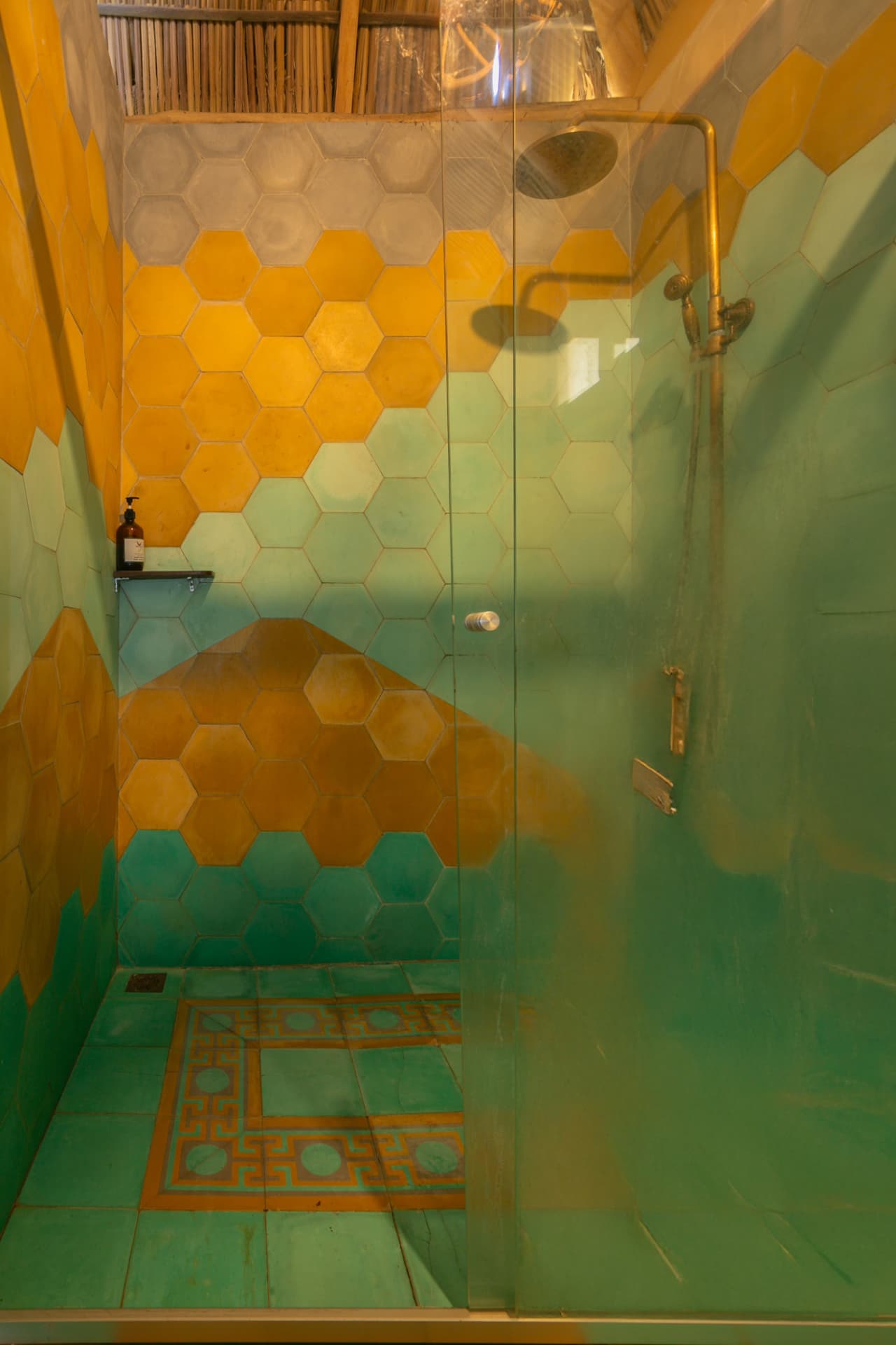 Alegría: regadera de cristal con azulejo hexagonal verde y mostaza