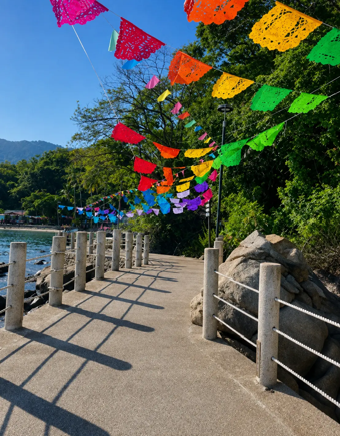 Malecón de Quimixto con papel picado frente al mar