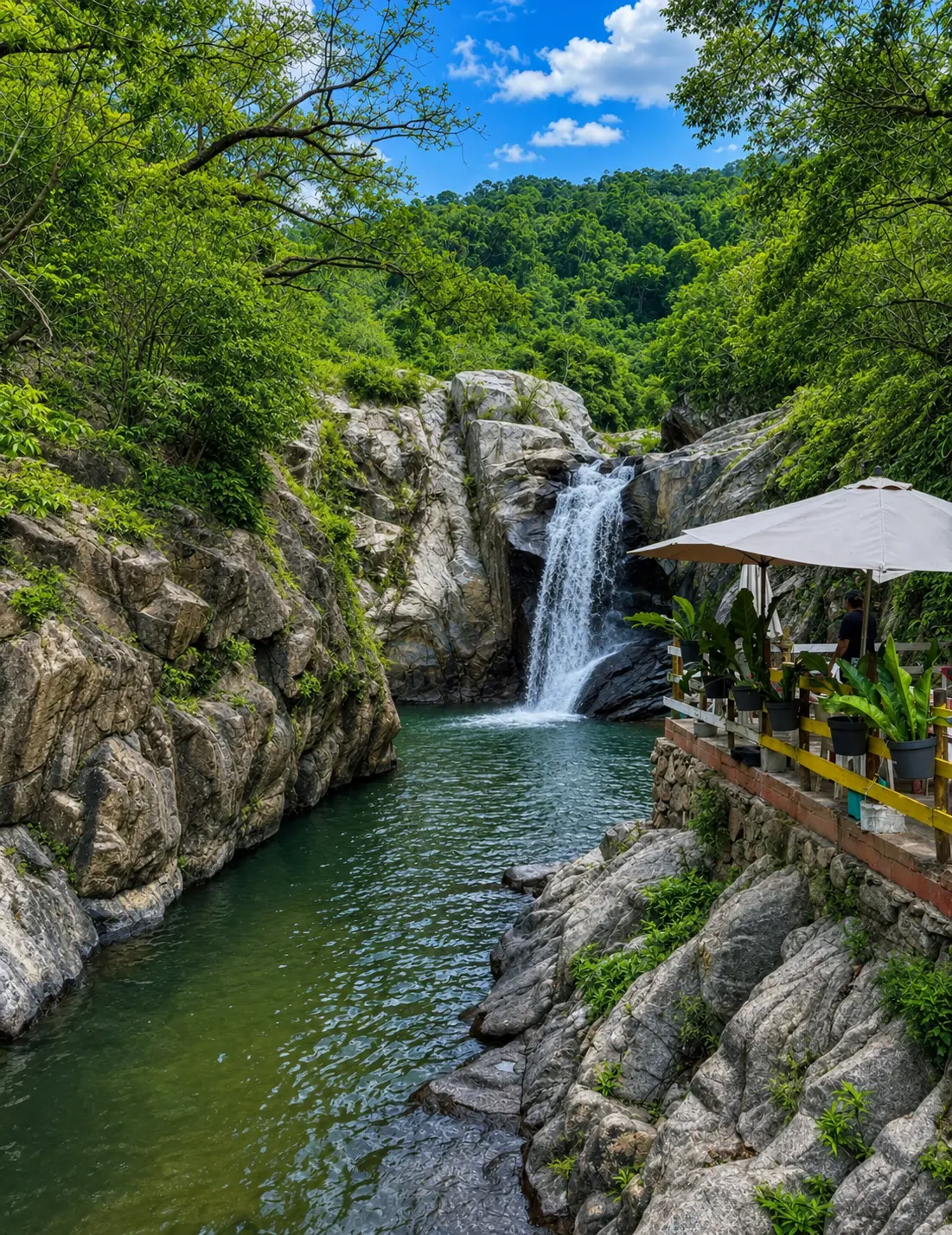 Cascada de Quimixto entre la selva