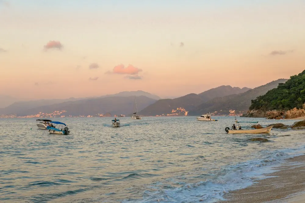 Arriving by boat in Quimixto